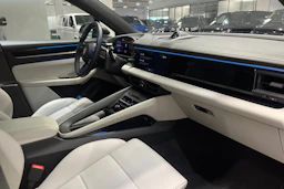harmaa Porsche Macan 2025 kuva 20.