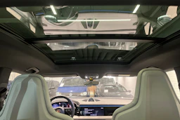 harmaa Porsche Macan 2025 kuva 22.