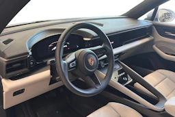 Harmaa Porsche Macan 2025 kuva 6.