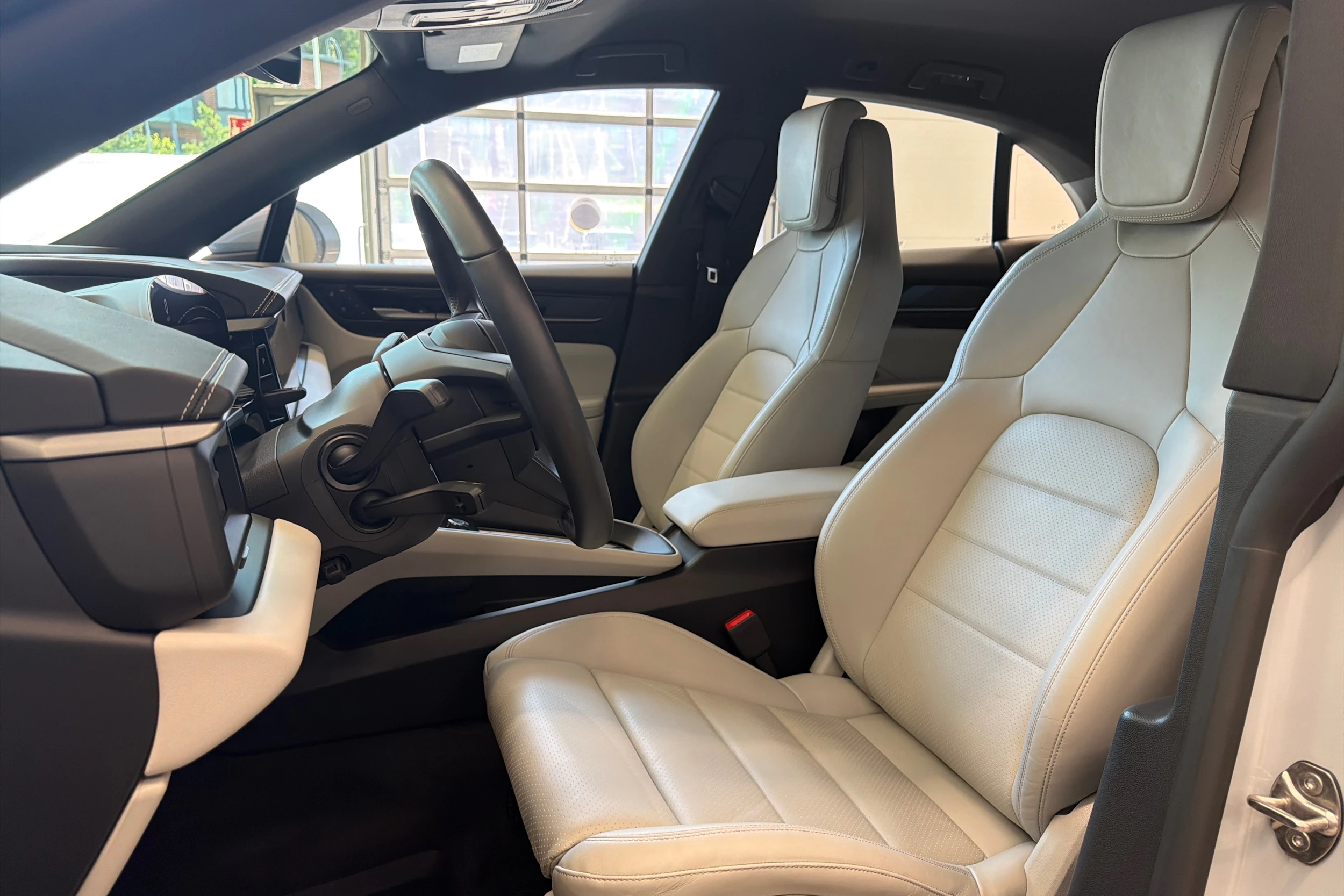 Harmaa Porsche Macan 2025 kuva 9.