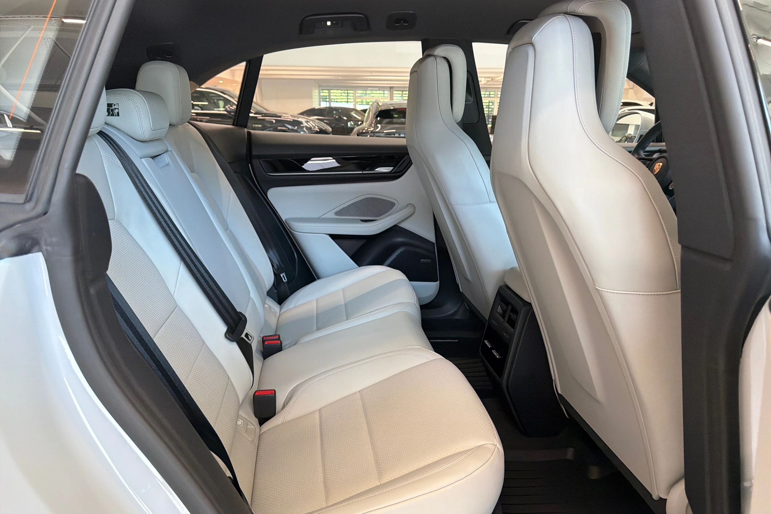Harmaa Porsche Macan 2025 kuva 13.