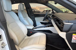 Harmaa Porsche Macan 2025 kuva 14.