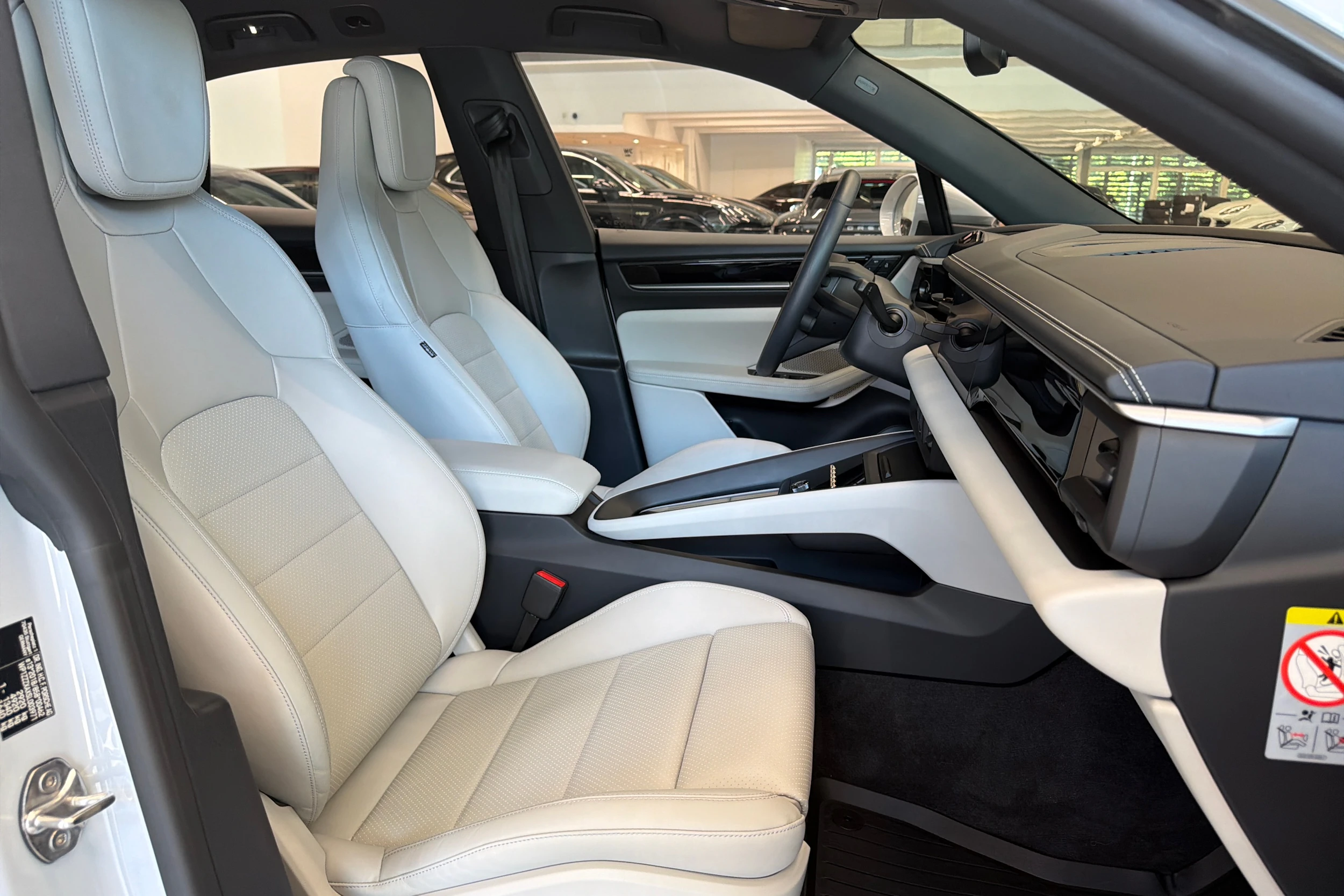 Harmaa Porsche Macan 2025 kuva 14.