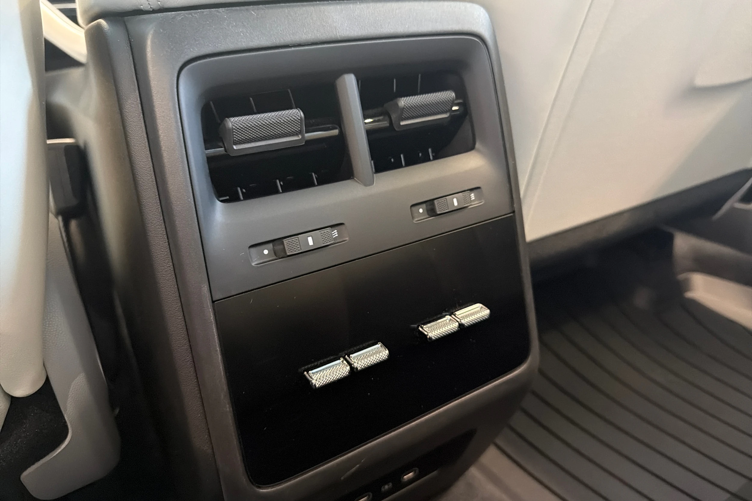 Harmaa Porsche Macan 2025 kuva 15.