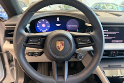 Harmaa Porsche Macan 2025 kuva 16.