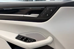 Harmaa Porsche Macan 2025 kuva 21.