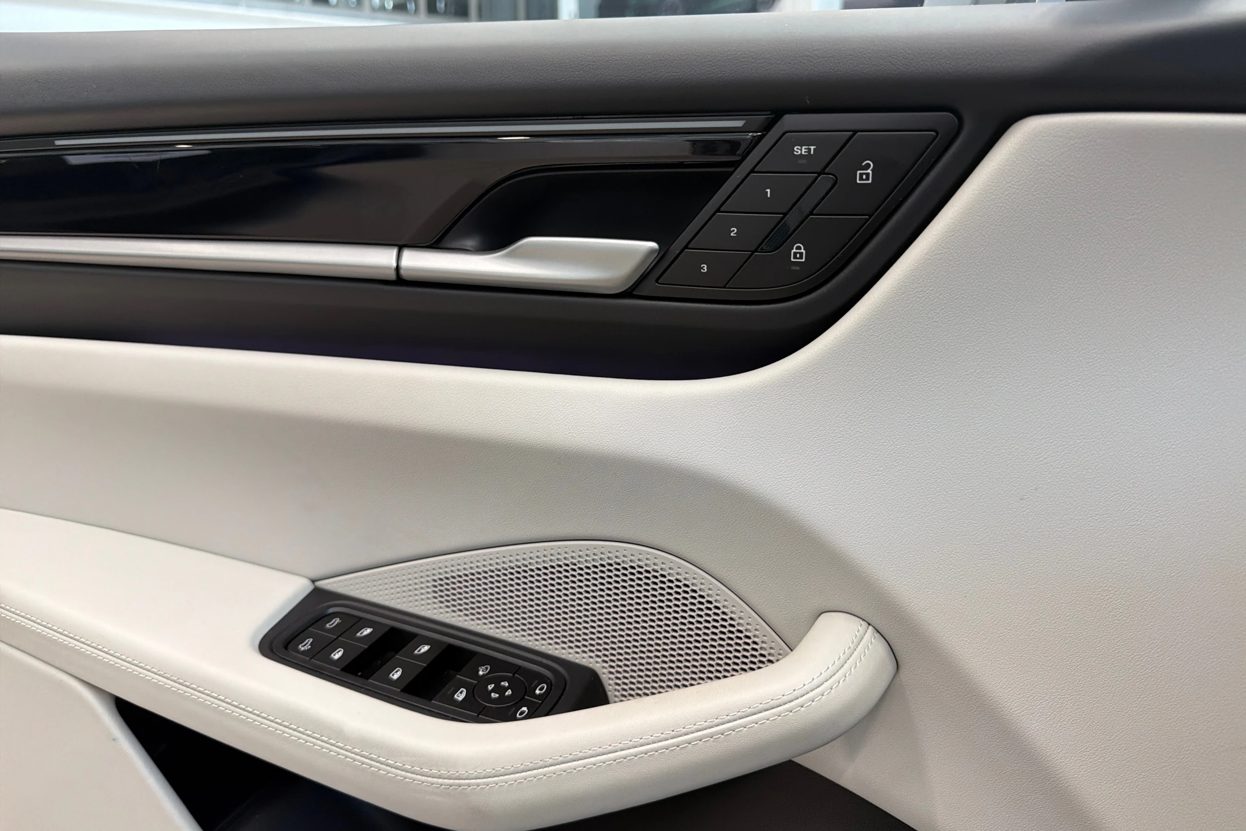 Harmaa Porsche Macan 2025 kuva 21.