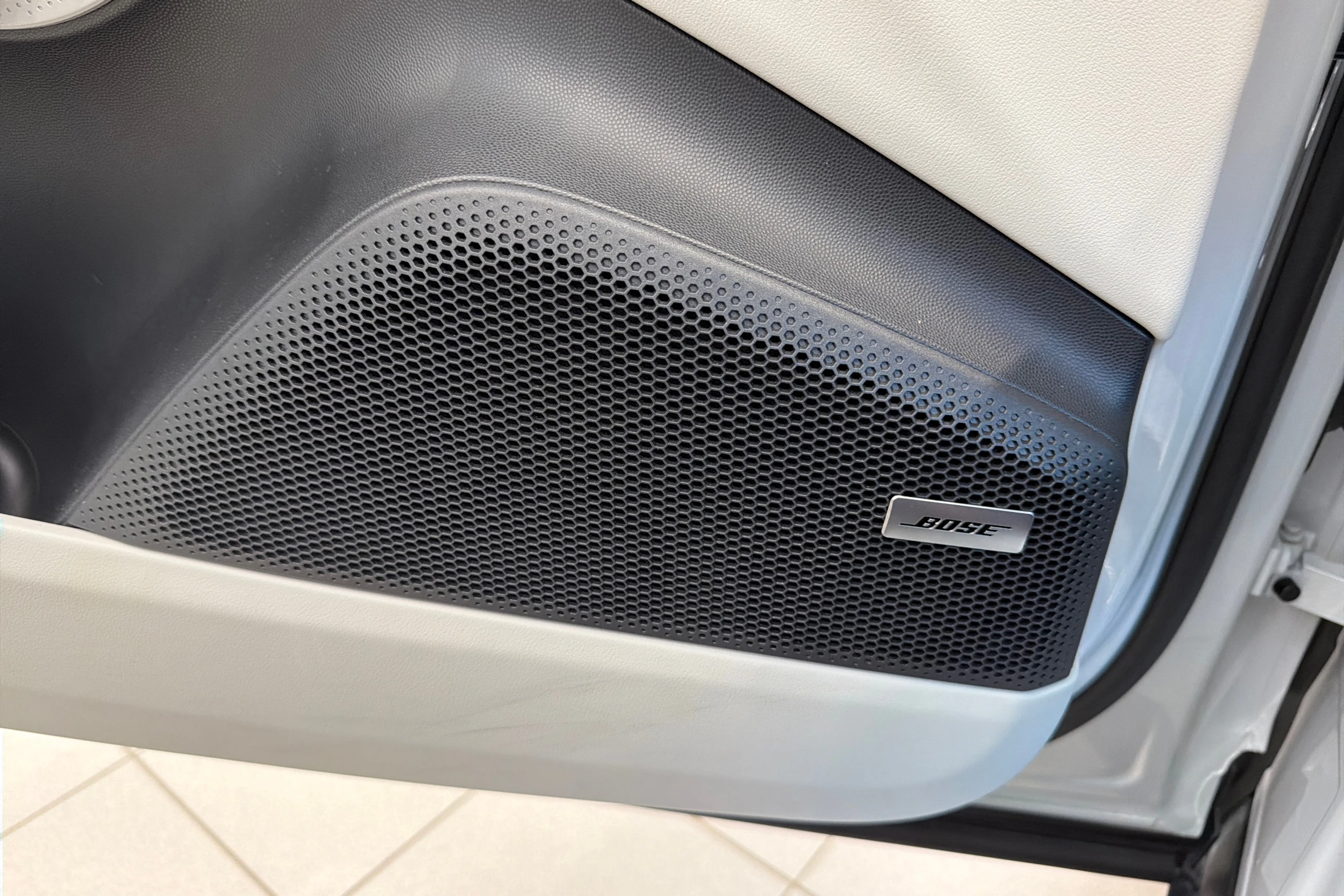 Harmaa Porsche Macan 2025 kuva 22.