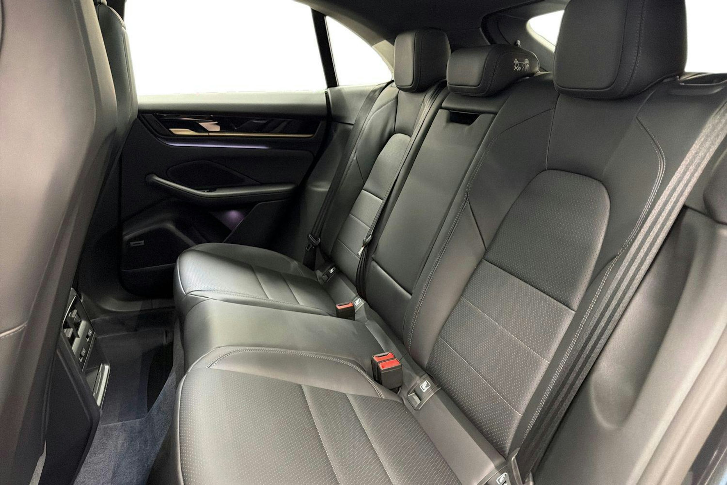 harmaa Porsche Macan 2025 kuva 10.