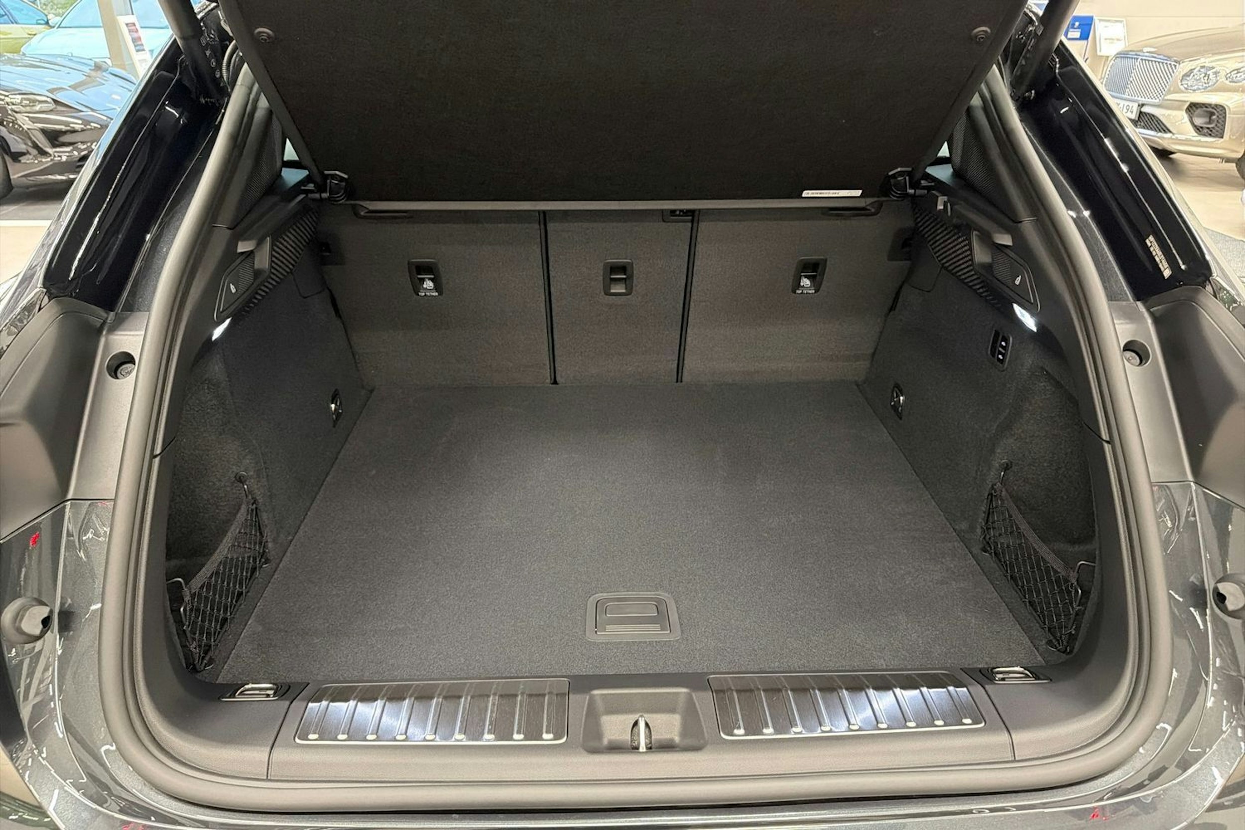 harmaa Porsche Macan 2025 kuva 11.