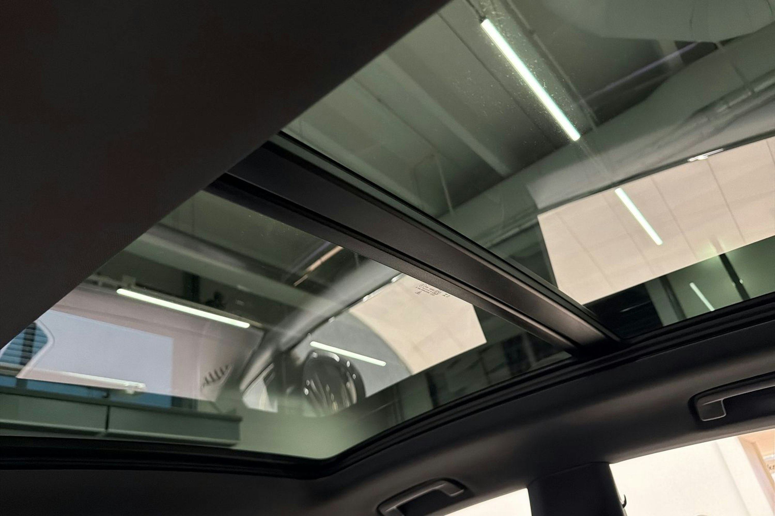 harmaa Porsche Macan 2025 kuva 13.