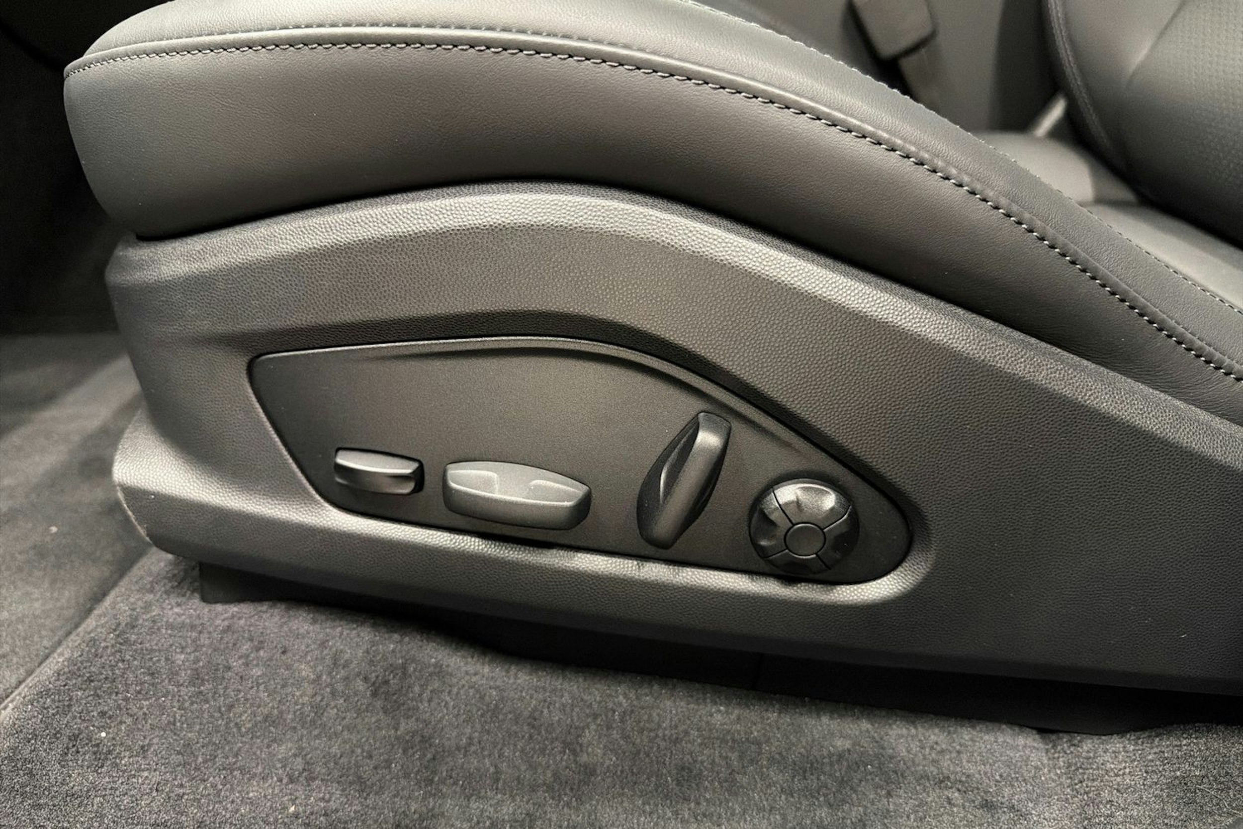 harmaa Porsche Macan 2025 kuva 14.