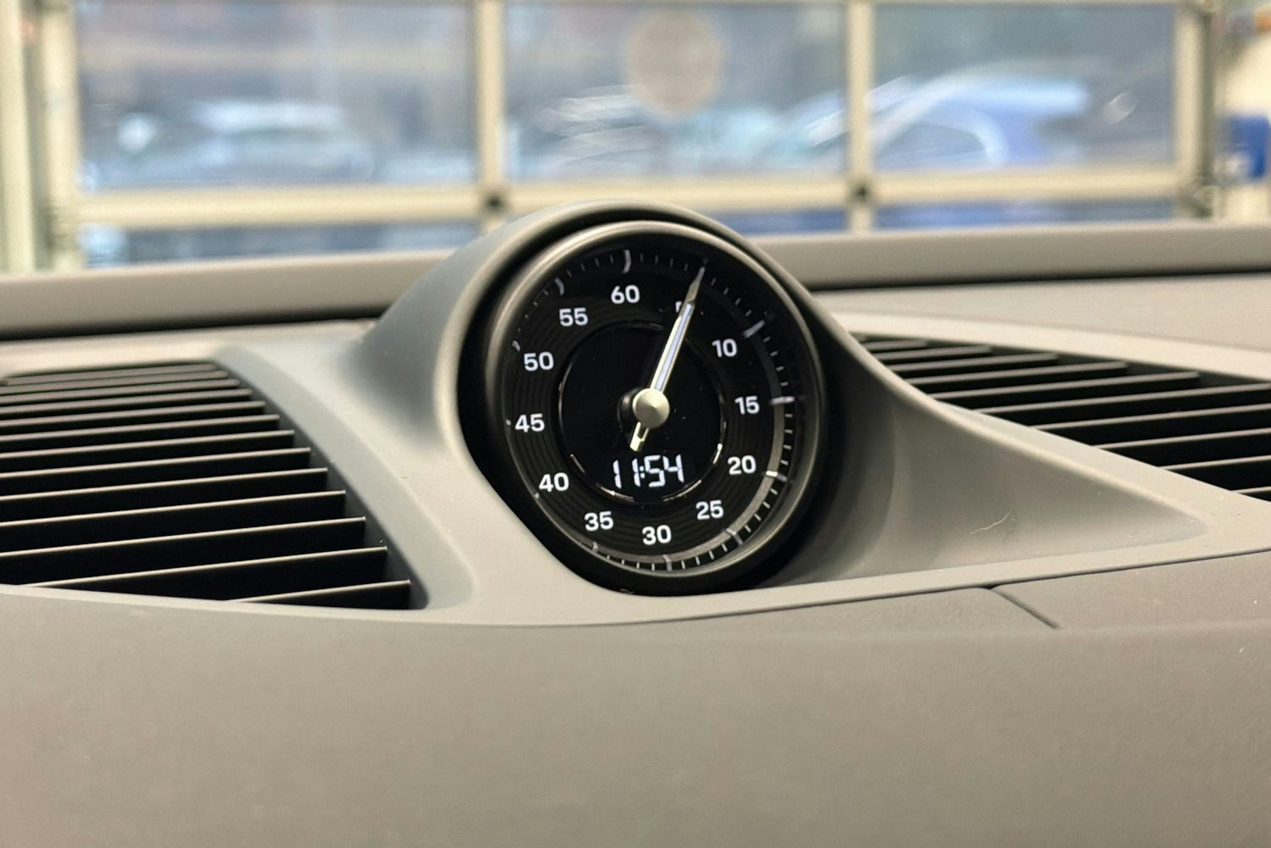 harmaa Porsche Macan 2025 kuva 17.