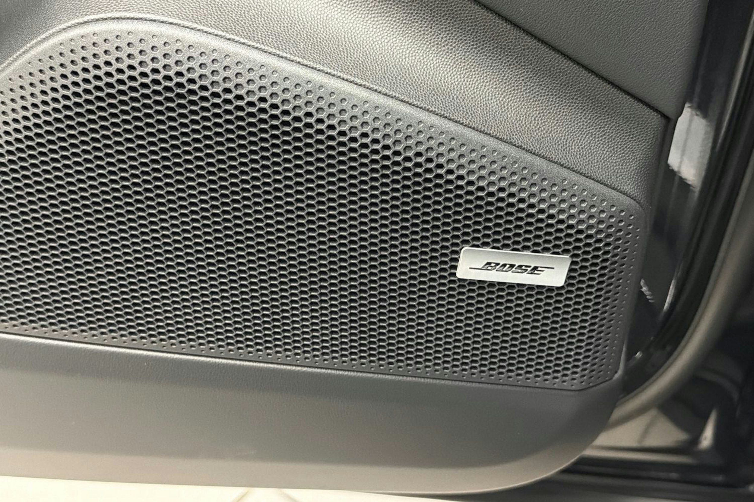 harmaa Porsche Macan 2025 kuva 18.