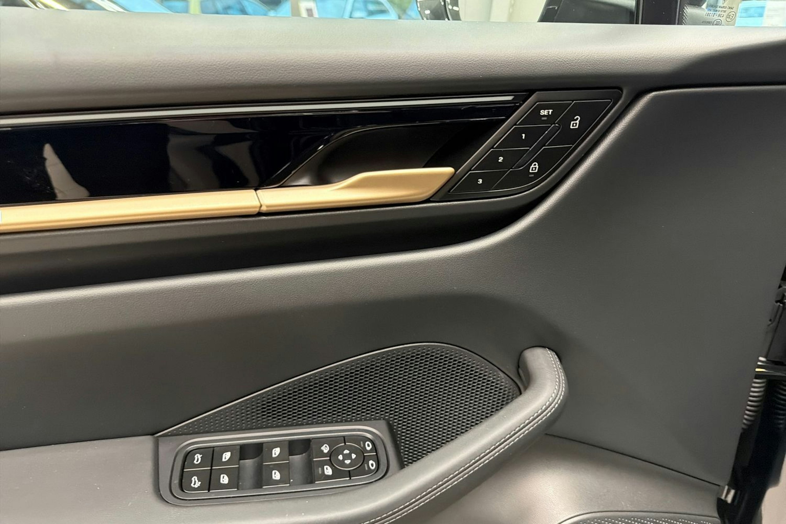 harmaa Porsche Macan 2025 kuva 22.