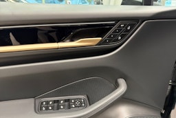 harmaa Porsche Macan 2025 kuva 22.