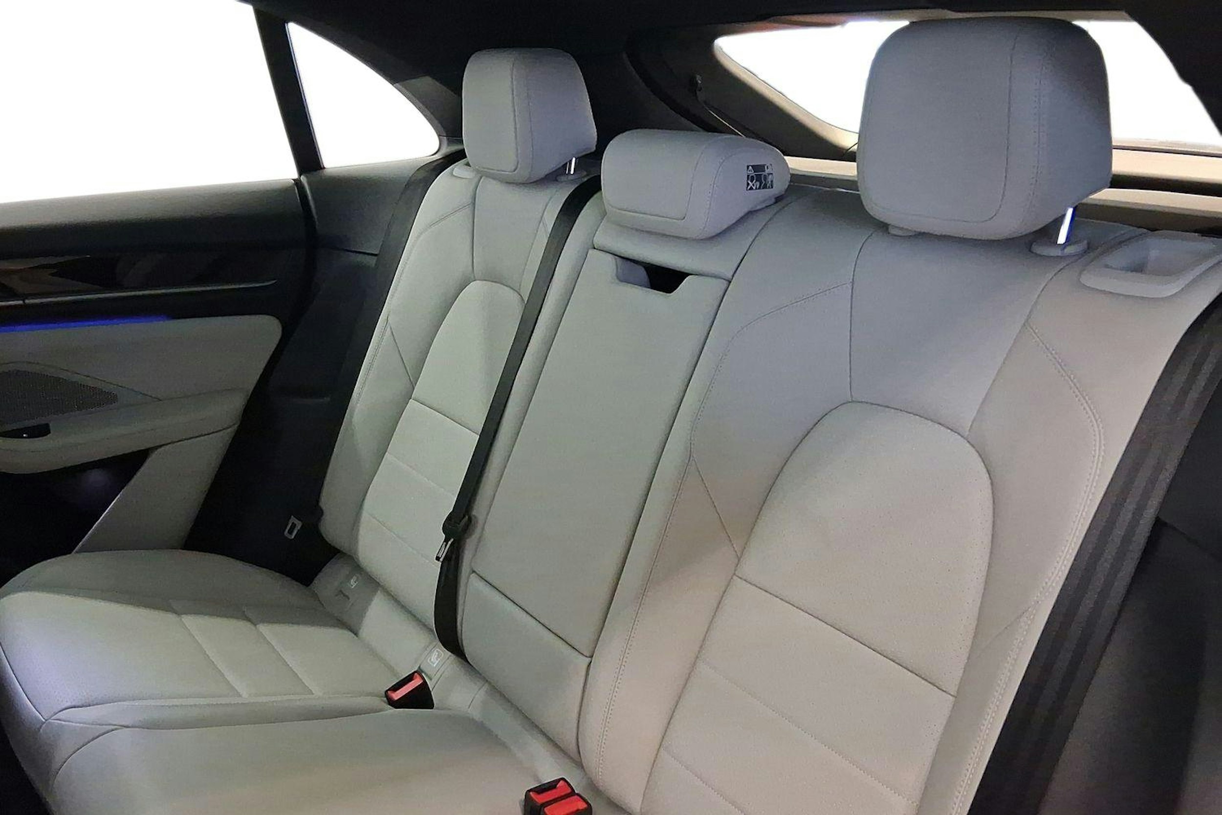 violetti Porsche Macan 2025 kuva 8.