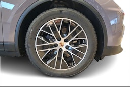 violetti Porsche Macan 2025 kuva 9.