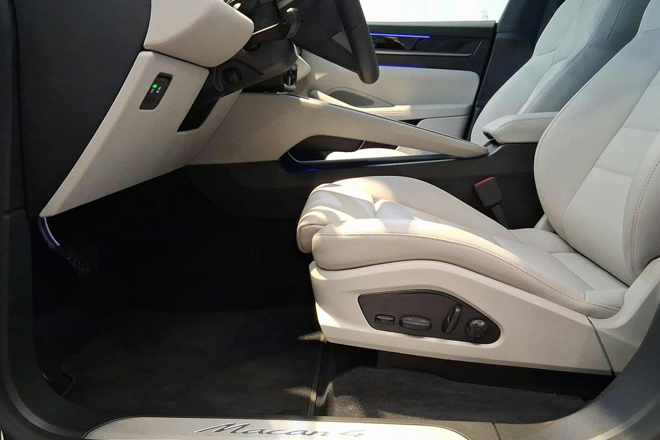 violetti Porsche Macan 2025 kuva 11.