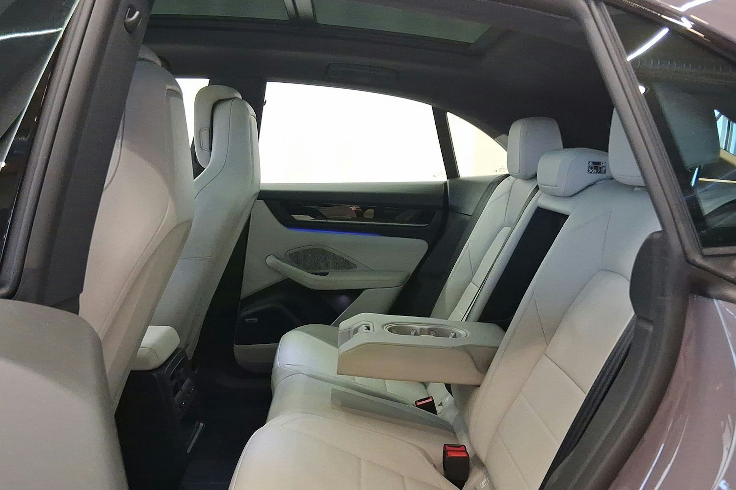 violetti Porsche Macan 2025 kuva 19.