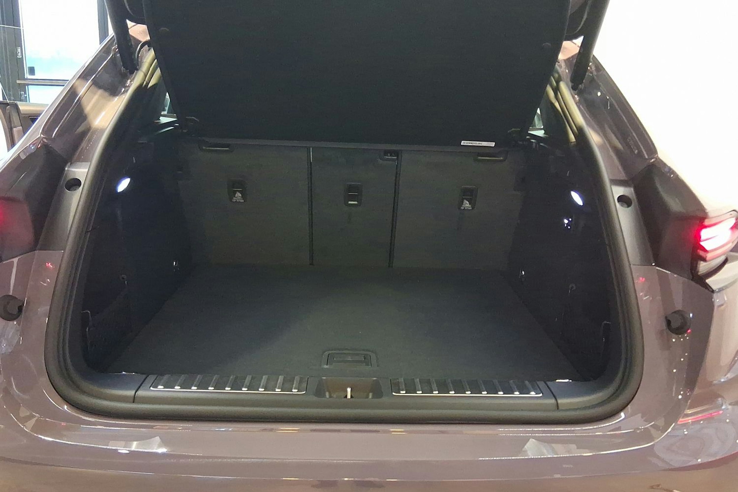 violetti Porsche Macan 2025 kuva 20.