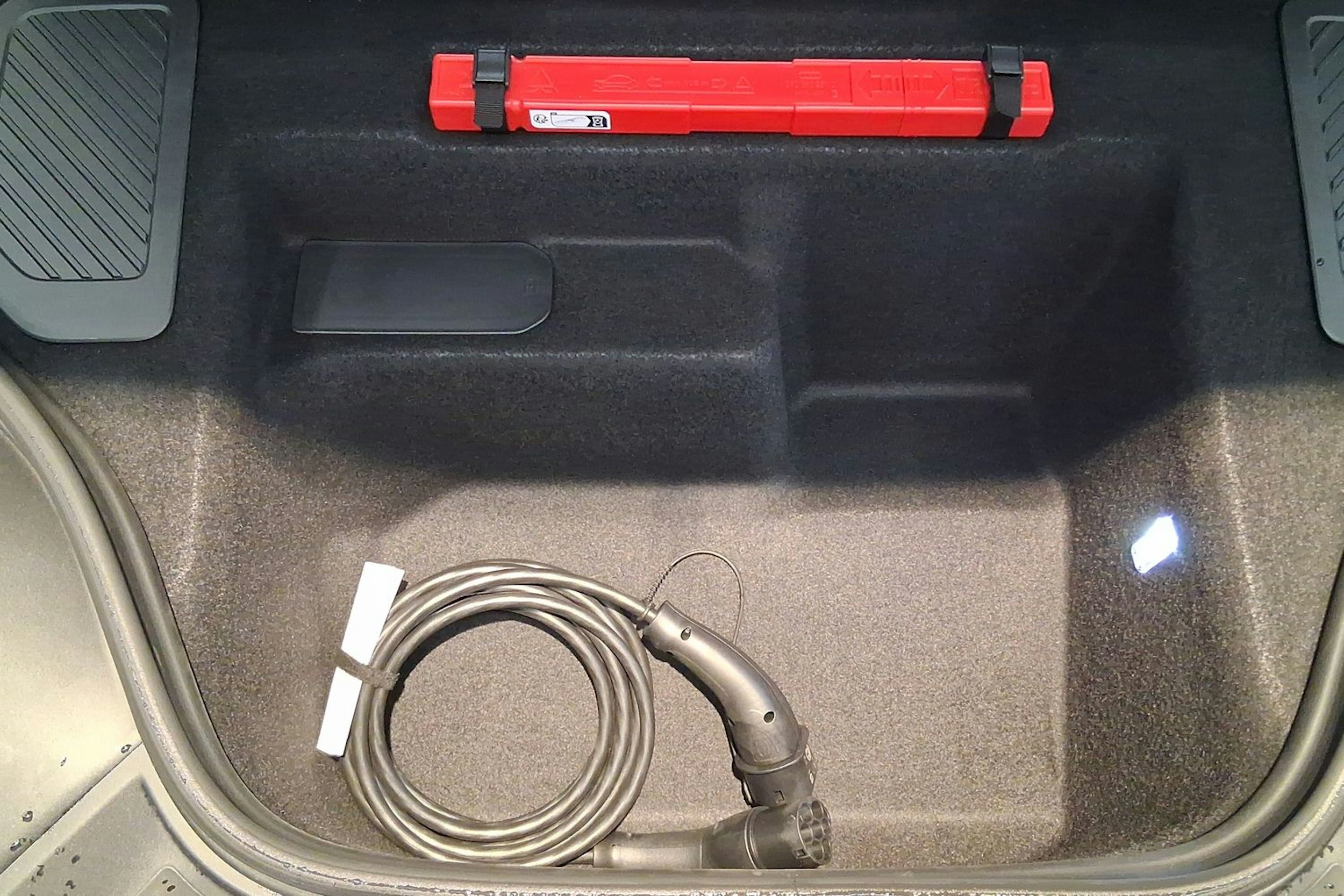 violetti Porsche Macan 2025 kuva 24.