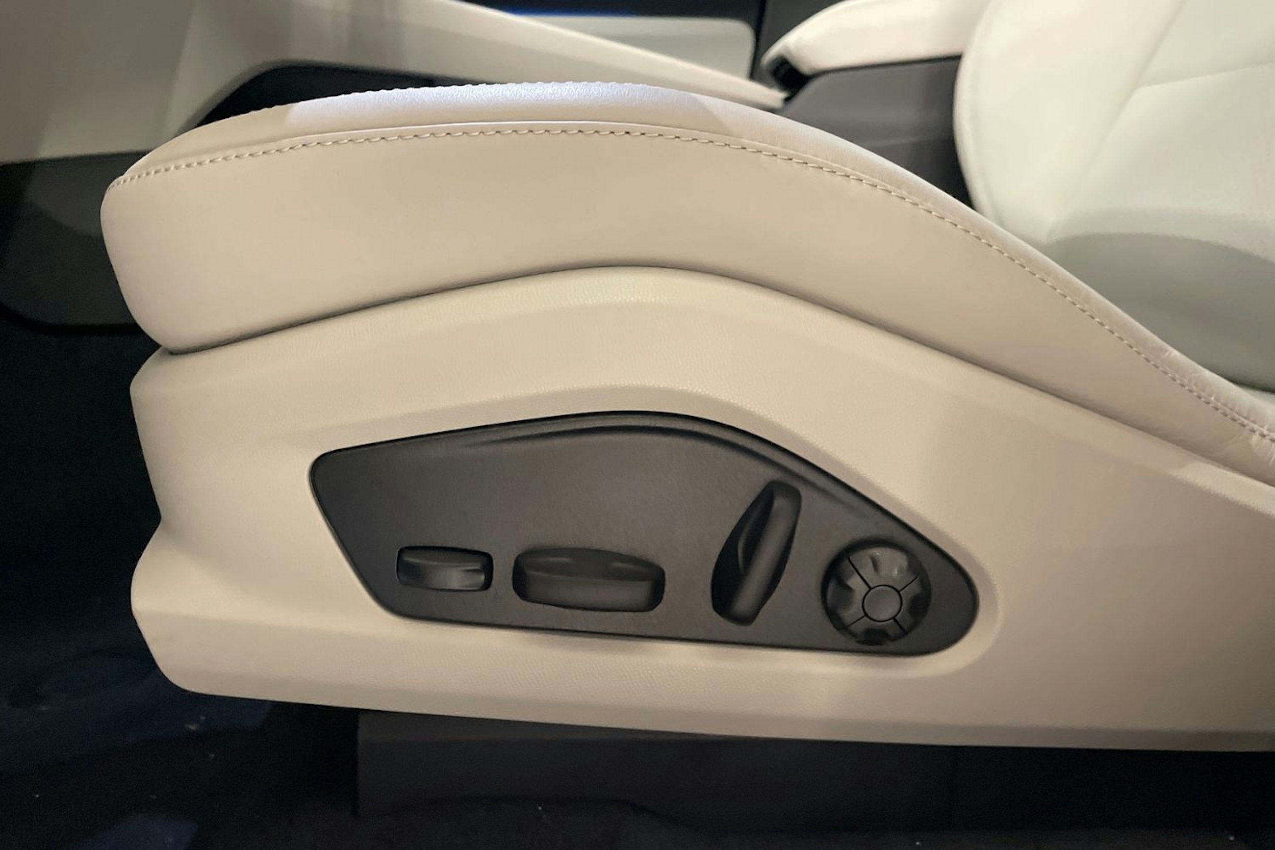 musta Porsche Macan 2025 kuva 18.