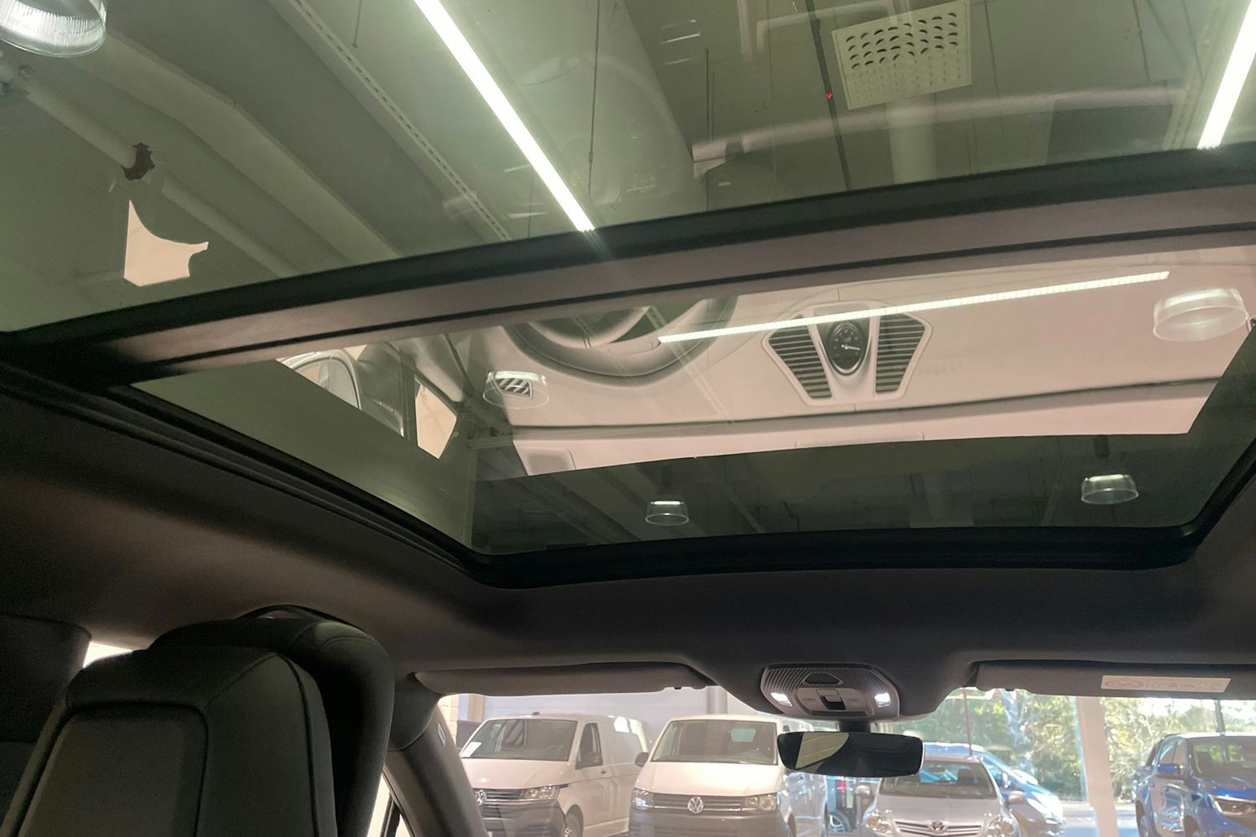 harmaa Porsche Macan 2025 kuva 13.