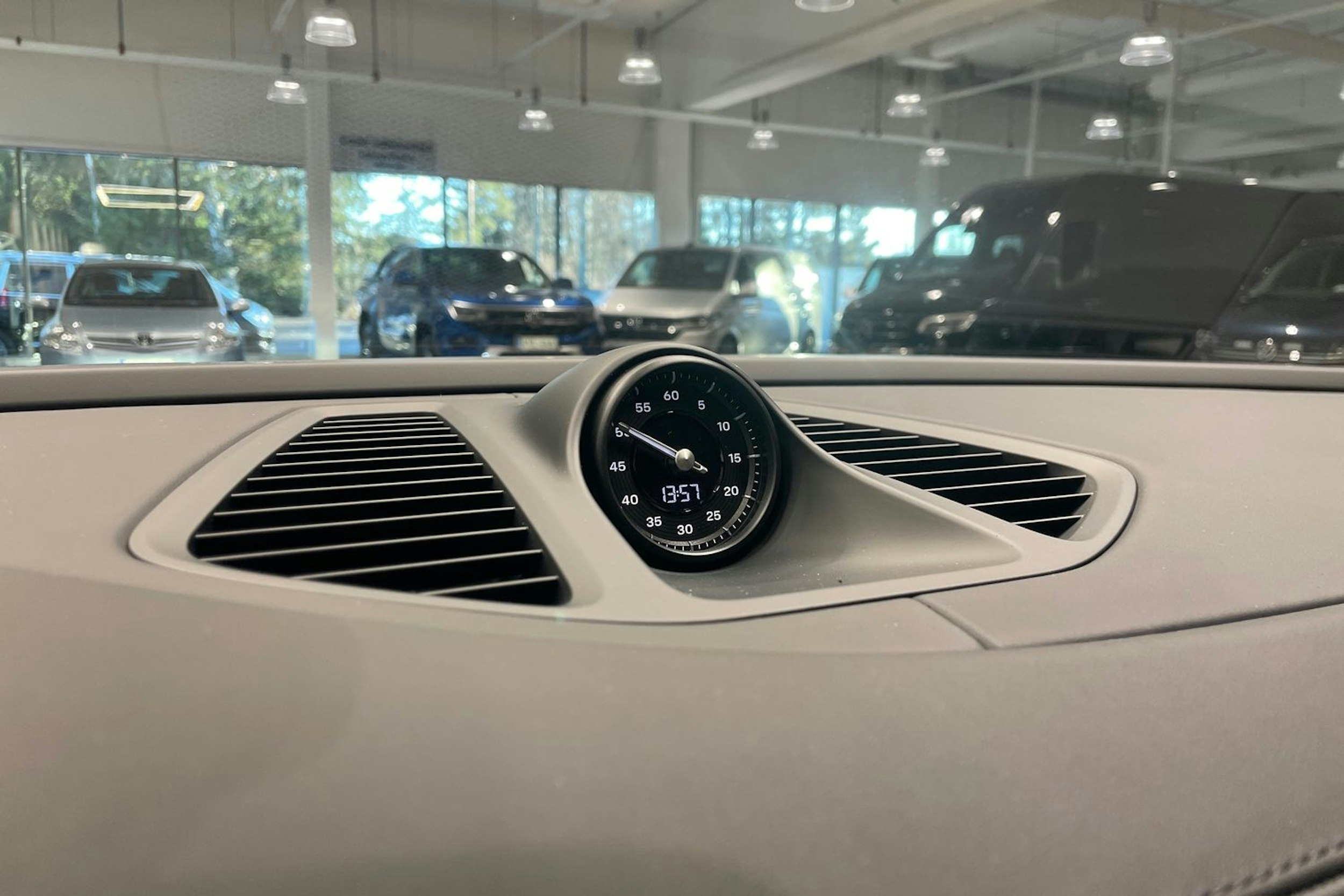 harmaa Porsche Macan 2025 kuva 17.