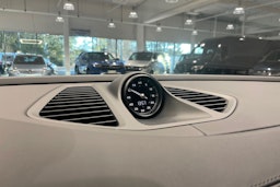 harmaa Porsche Macan 2025 kuva 17.