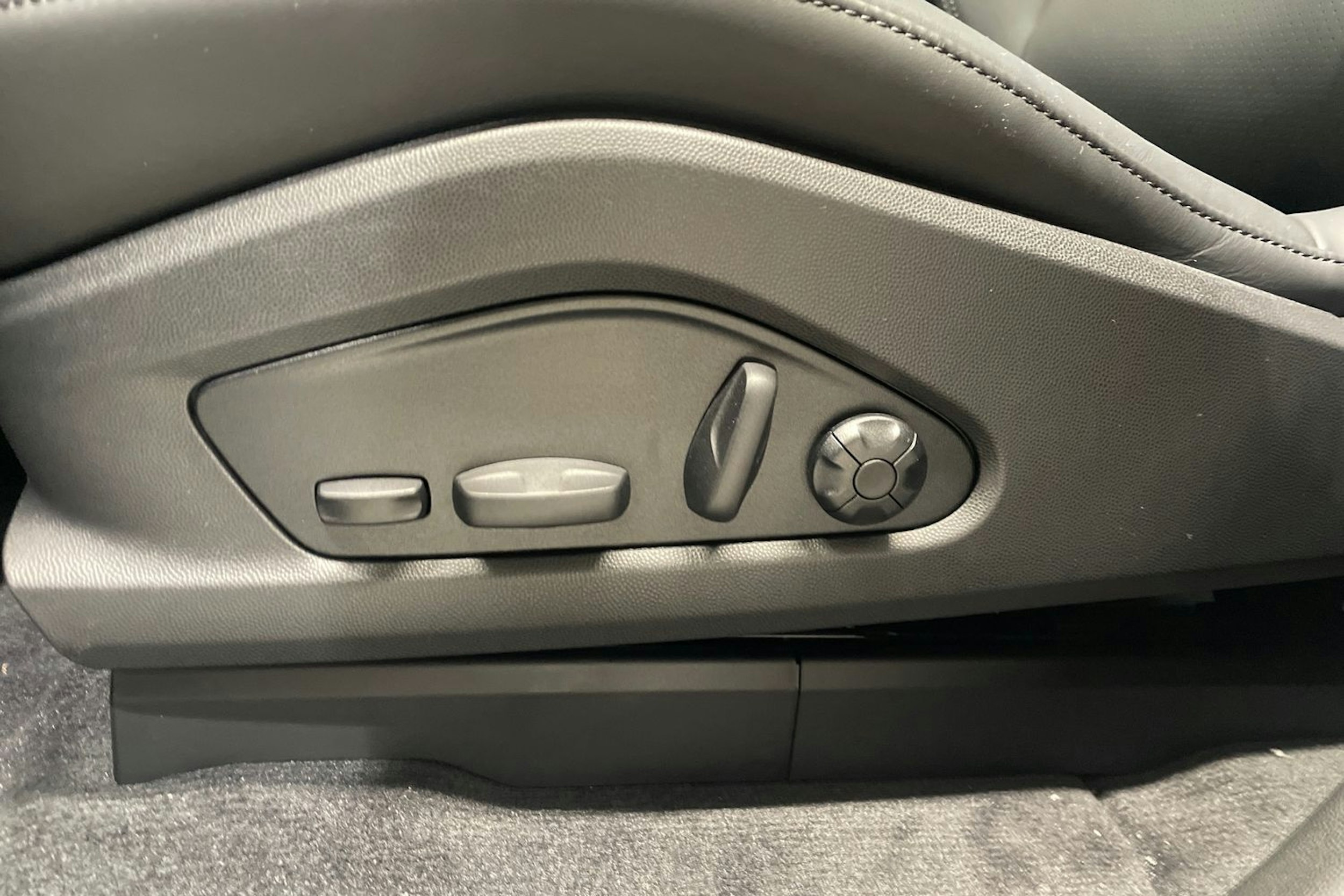 harmaa Porsche Macan 2025 kuva 20.