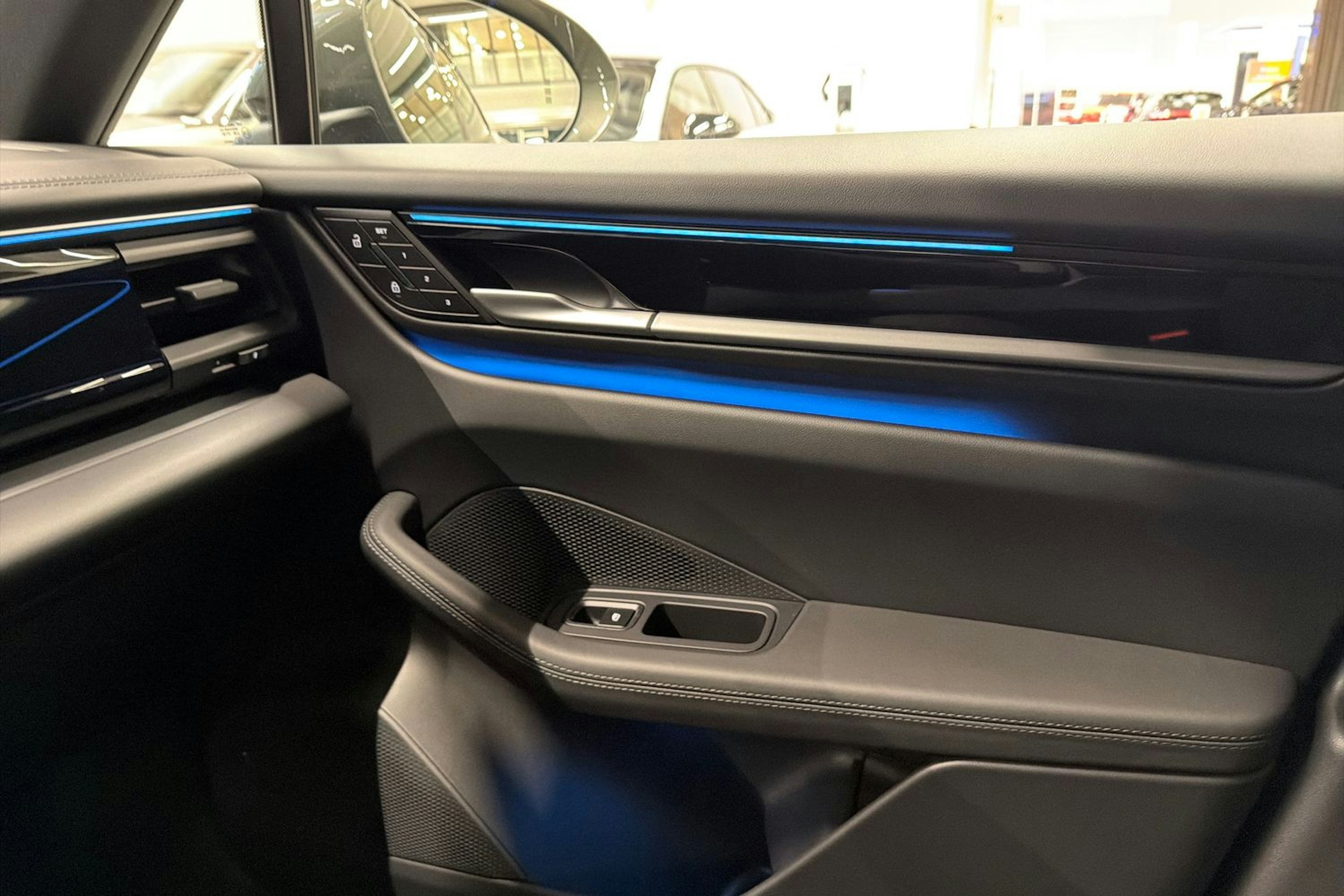 vihreä Porsche Macan 2025 kuva 13.