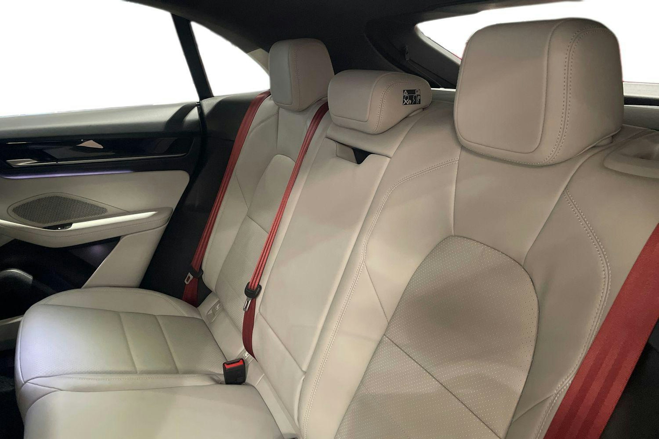 sininen Porsche Macan 2025 kuva 8.