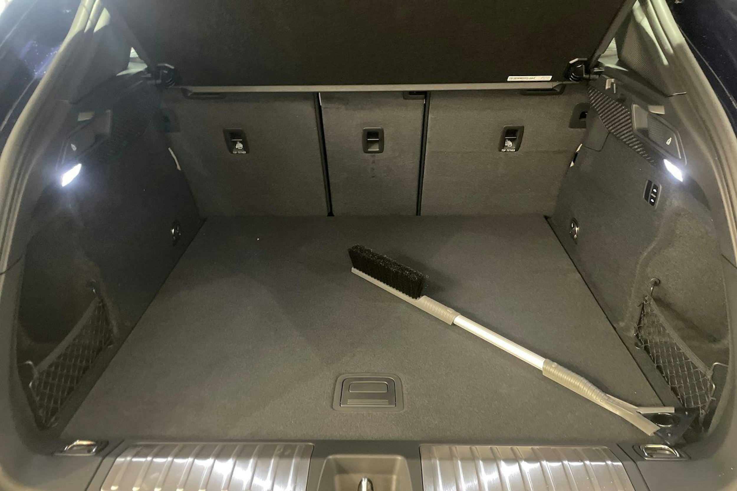 sininen Porsche Macan 2025 kuva 22.