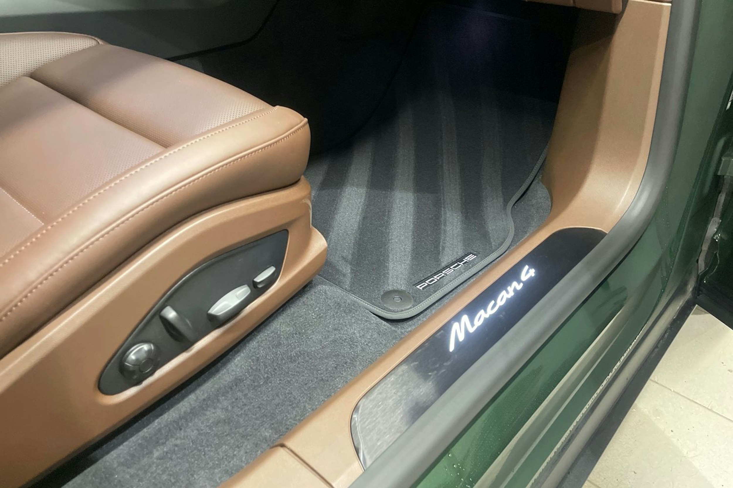 vihreä Porsche Macan 2025 kuva 22.