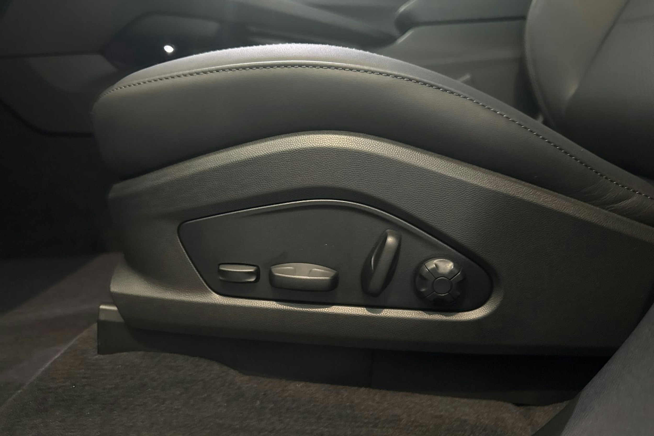 musta Porsche Macan 2025 kuva 10.