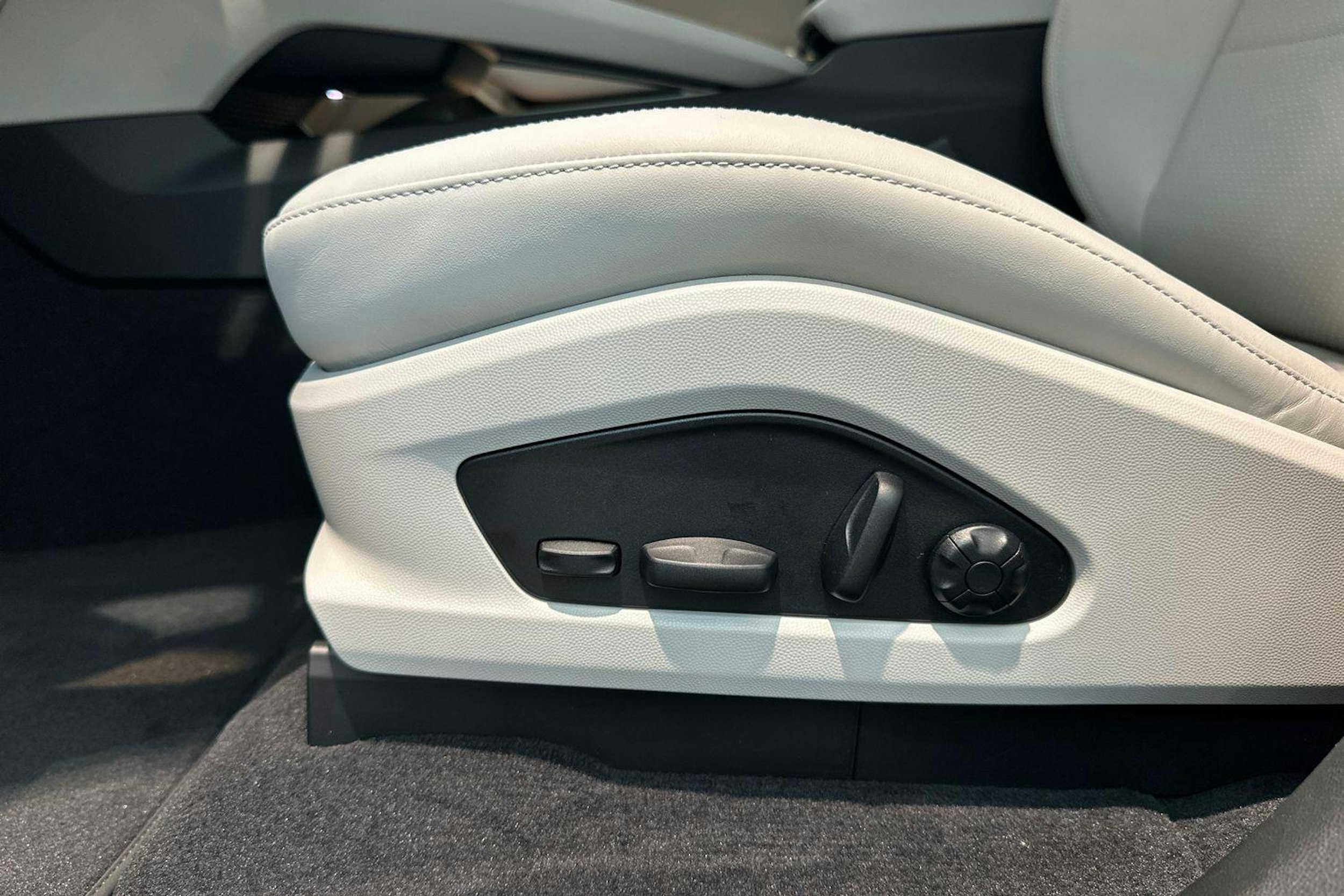 harmaa Porsche Macan 2025 kuva 10.