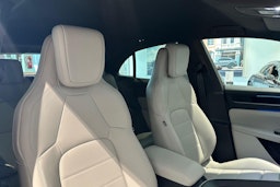 harmaa Porsche Macan 2025 kuva 16.