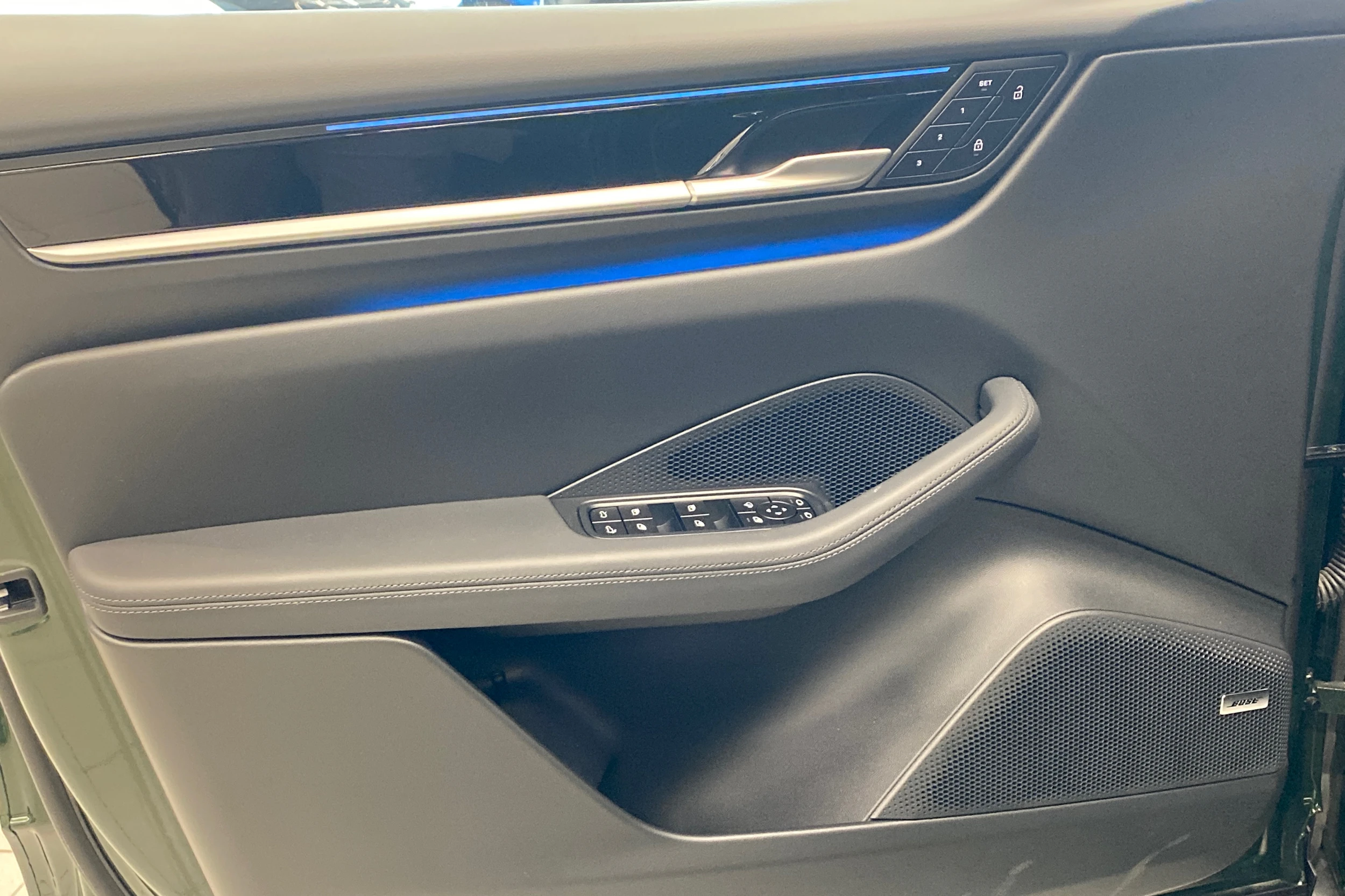 vihreä Porsche Macan 2025 kuva 11.