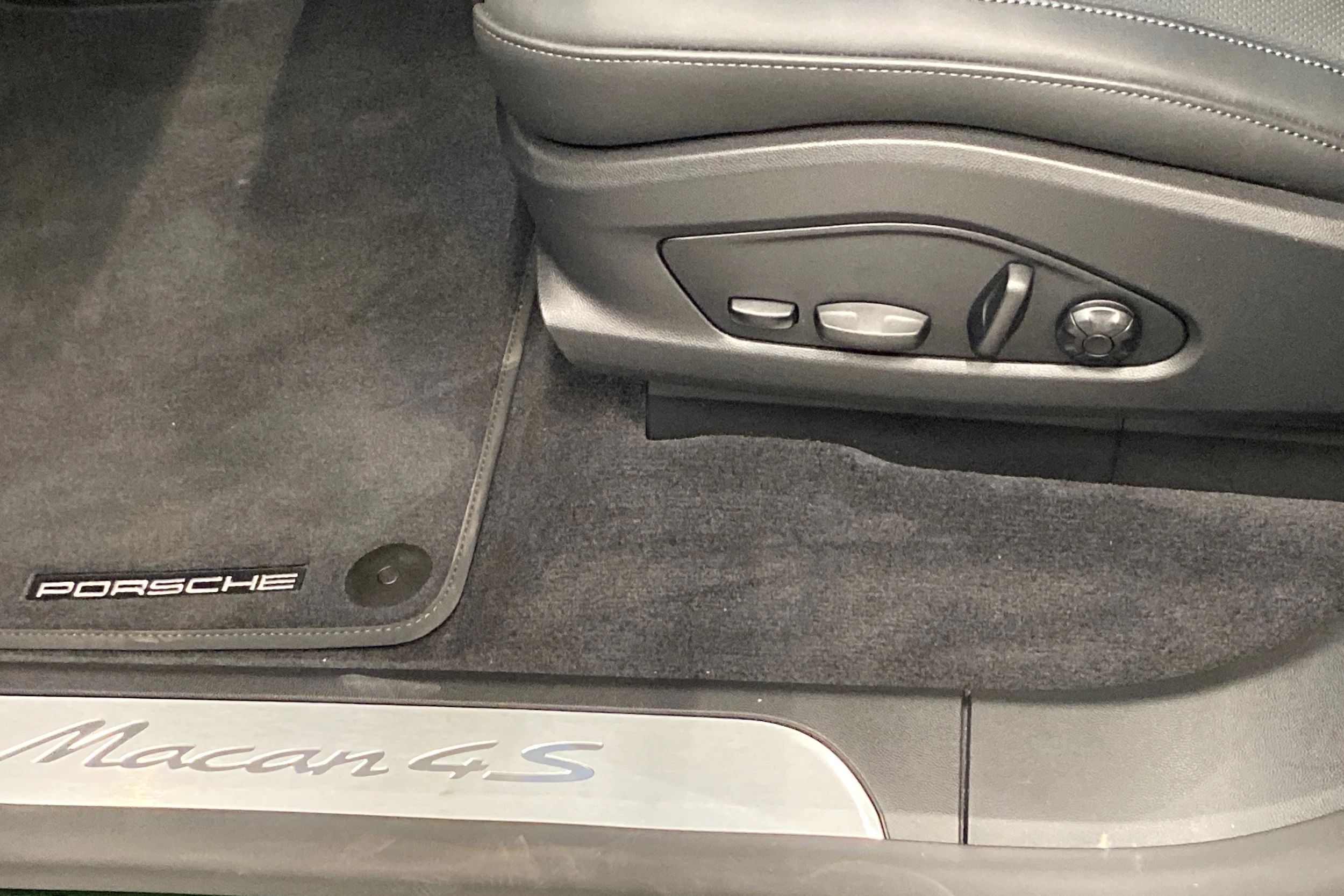 vihreä Porsche Macan 2025 kuva 12.