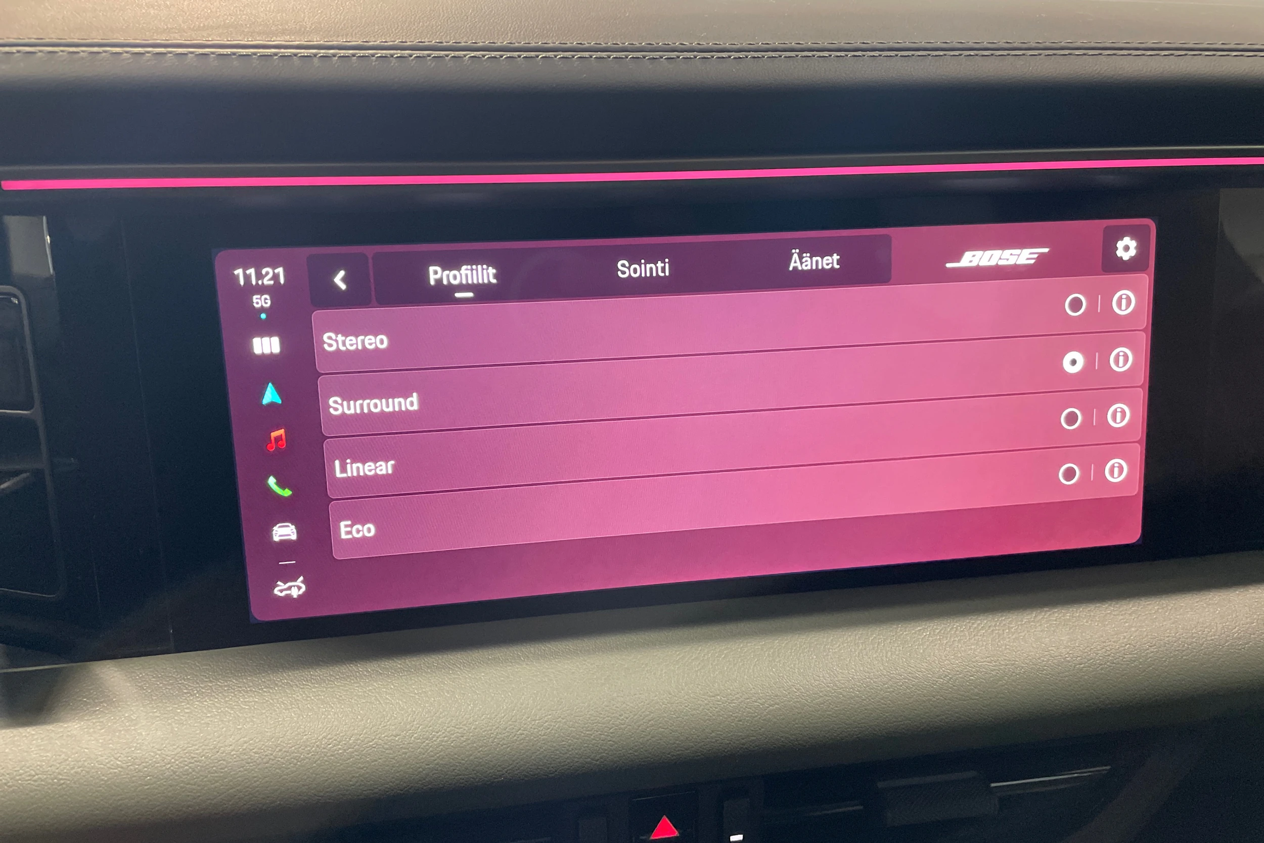 harmaa Porsche Macan 2025 kuva 12.