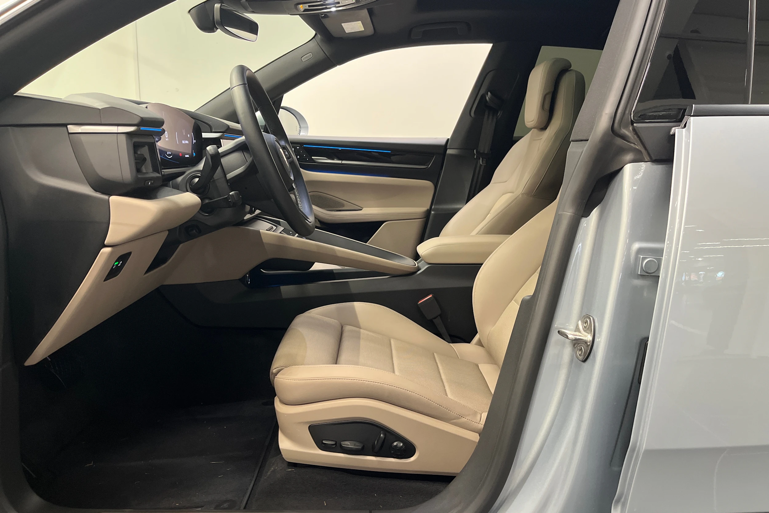 Harmaa Porsche Macan 2025 kuva 11.