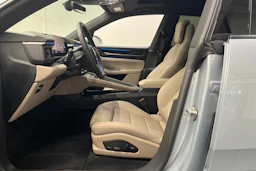 Harmaa Porsche Macan 2025 kuva 11.