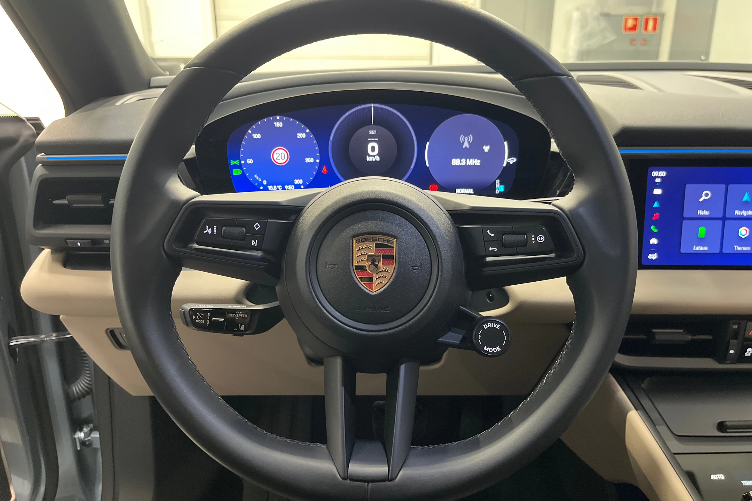 Harmaa Porsche Macan 2025 kuva 13.