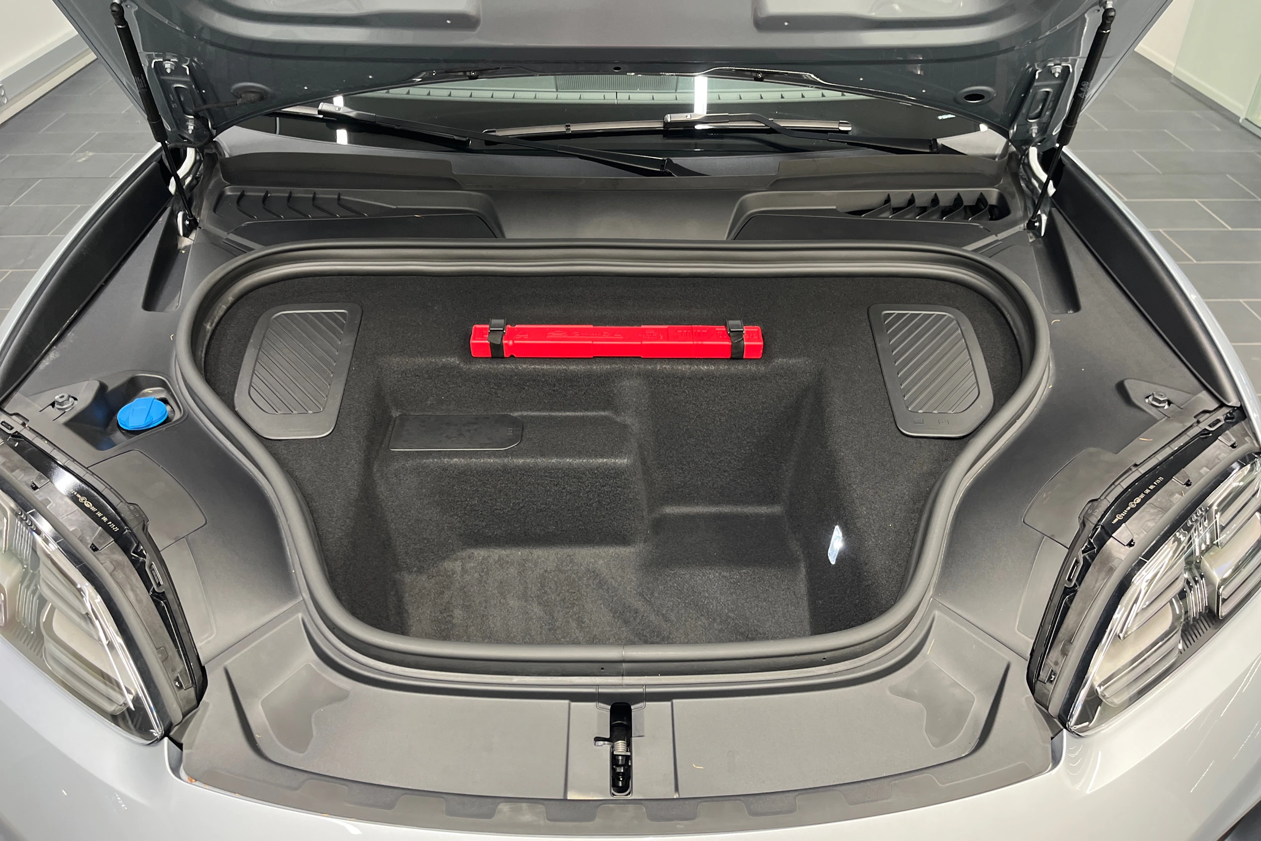 Harmaa Porsche Macan 2025 kuva 18.