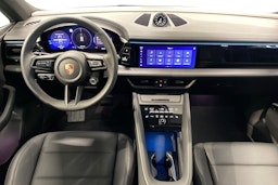 valkoinen Porsche Macan 2025 kuva 7.