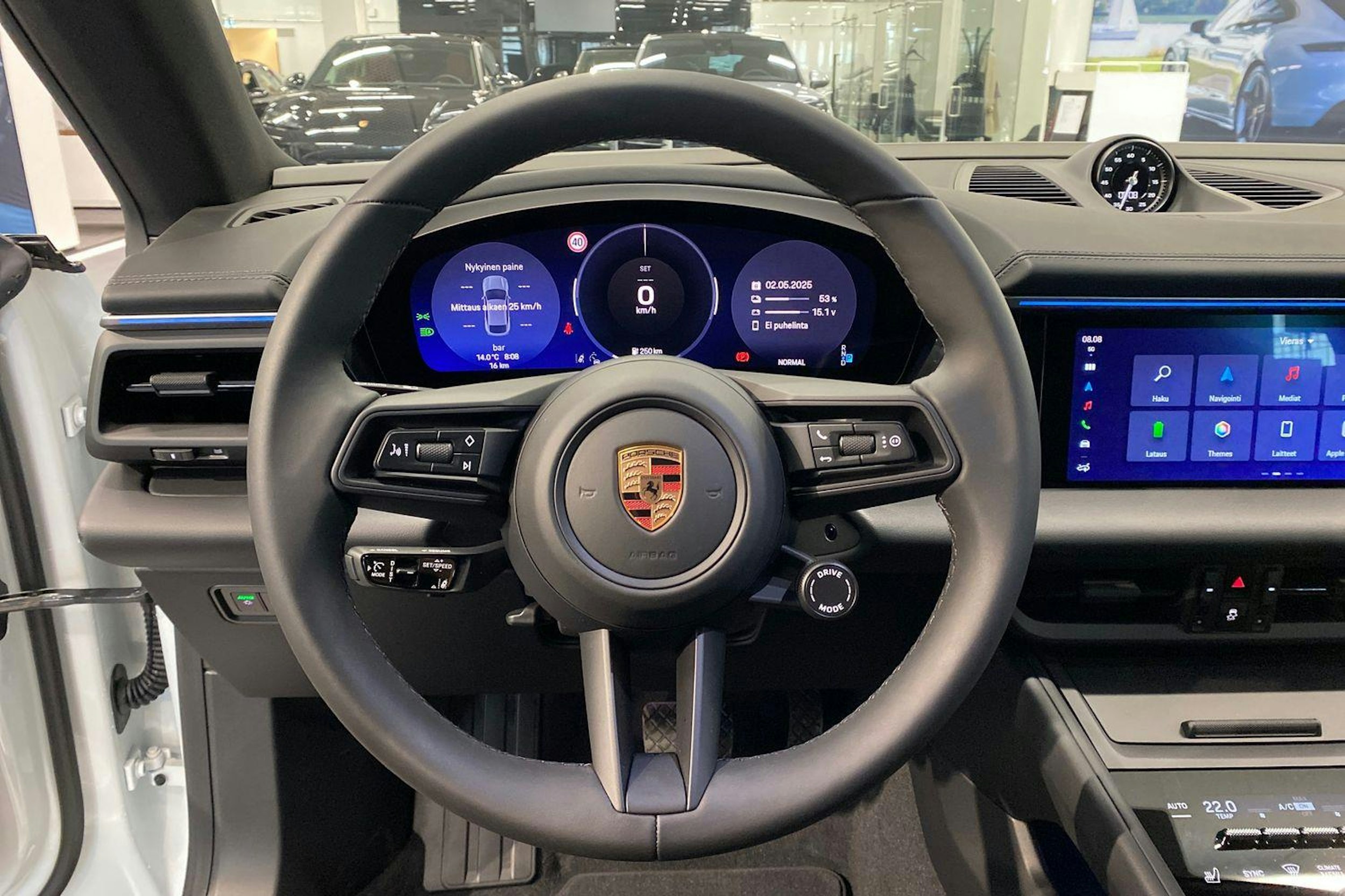 valkoinen Porsche Macan 2025 kuva 12.