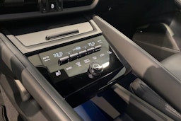 valkoinen Porsche Macan 2025 kuva 13.
