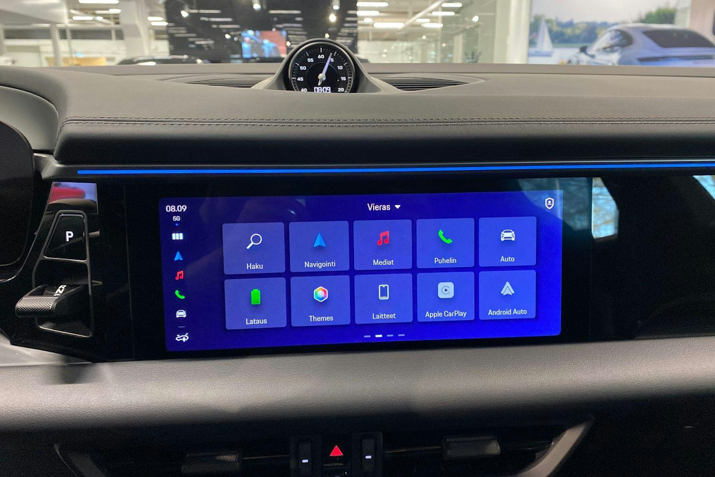 valkoinen Porsche Macan 2025 kuva 14.