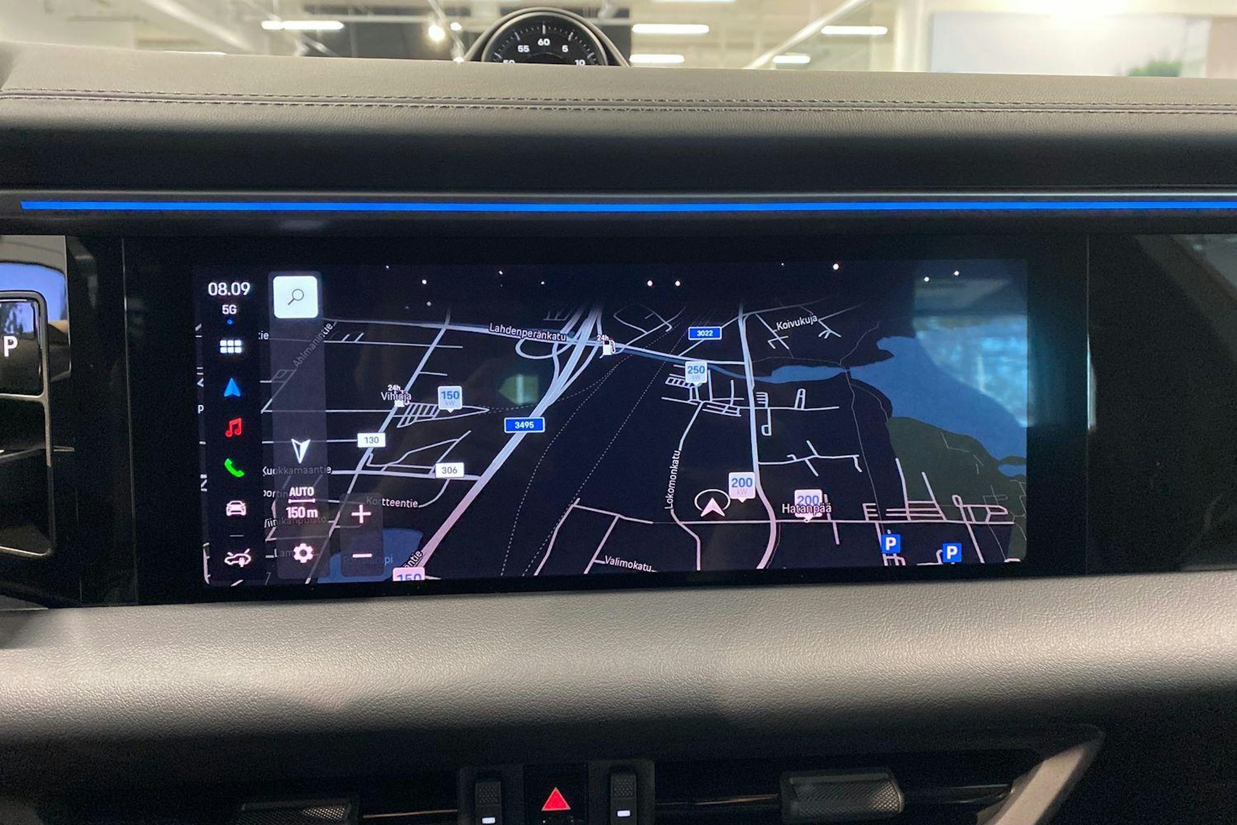valkoinen Porsche Macan 2025 kuva 15.